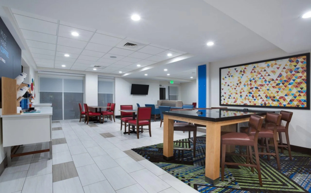 Holiday Inn Express & Suites. by IHG