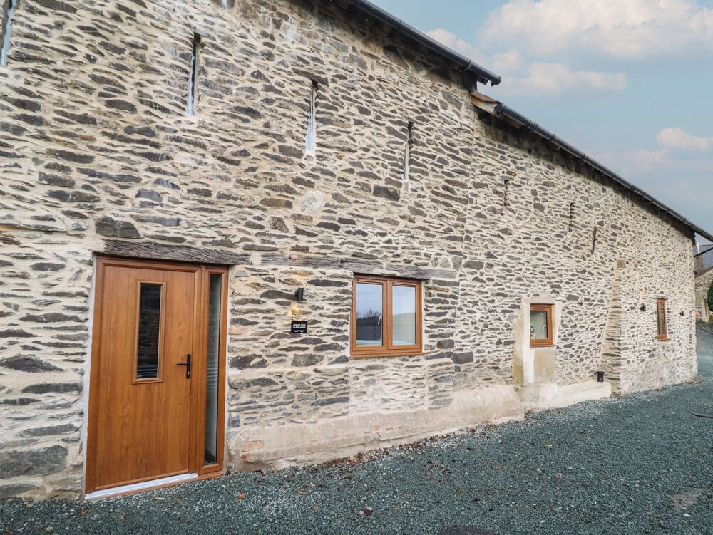 Godre'r Gyrn, Plas Moelfre Hall Barns
