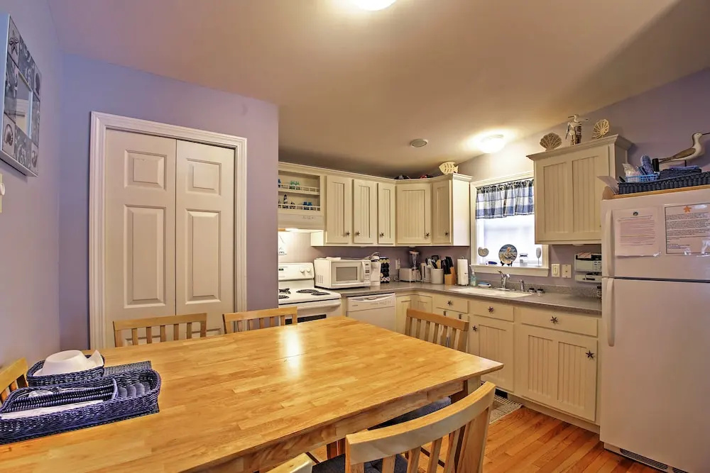 Wells Beach Cottage w/ Pool Access ~ 1 Mi to Coast