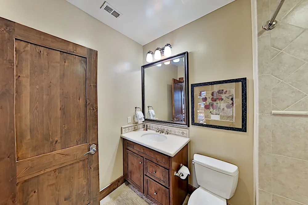 New Listing! All-suite Townhome W/ Deck & Hot Tub 3 Bedroom Townhouse