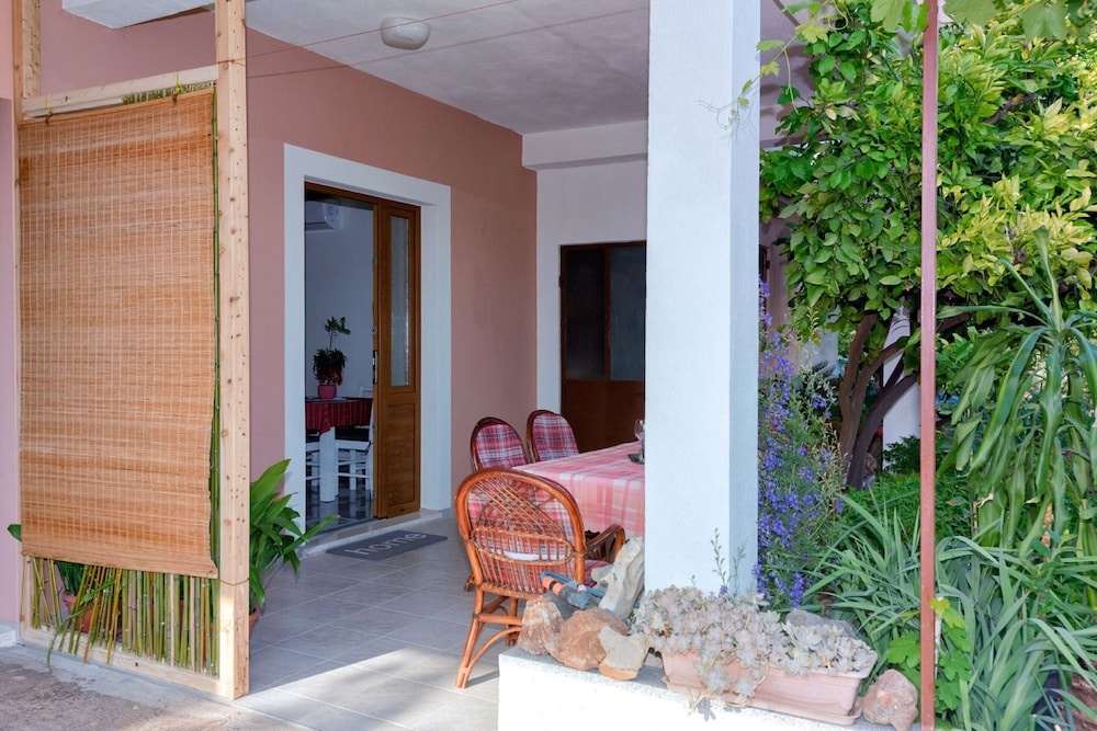 Newly Furnished apt w. Patio,parking & Fireplace
