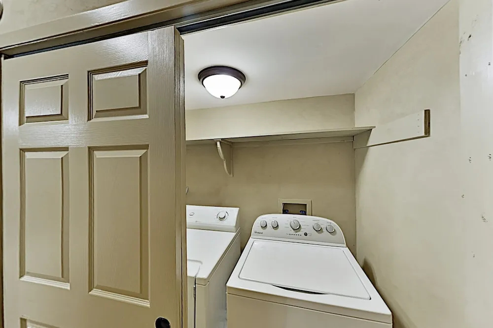 Mountain Echoes : Hot Tub & Home Theater! 2 Bedroom Cabin