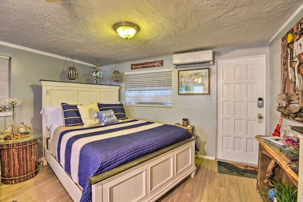 8 Mi to Beaches: Artistic Bradenton Studio w/ Yard