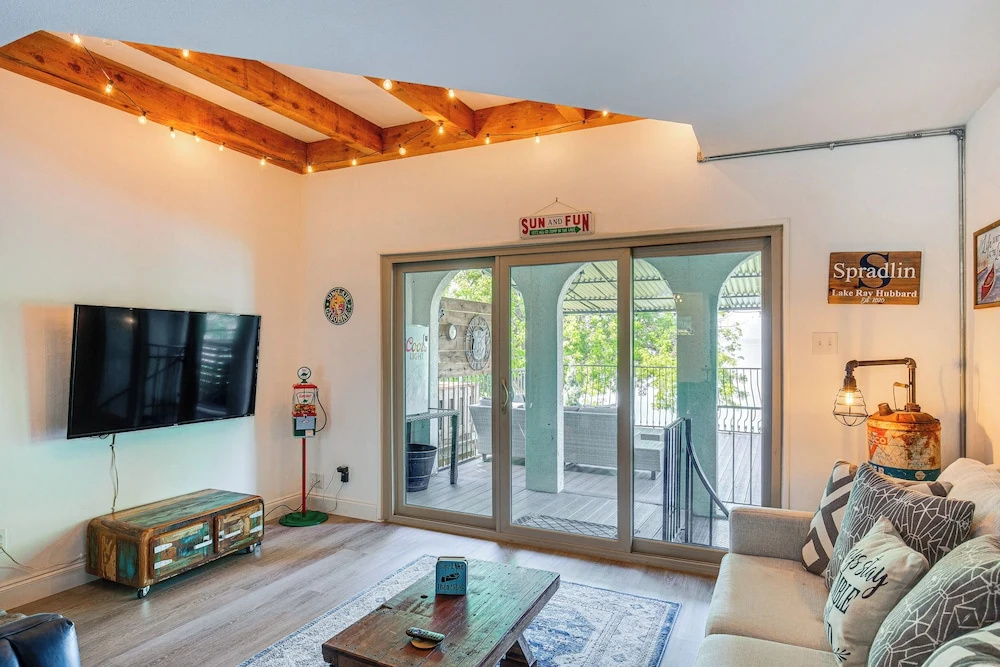 7 Mi to Winery: Lakefront Rockwall Home w/ Deck