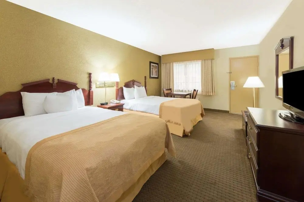 Clarion Hotel & Suites