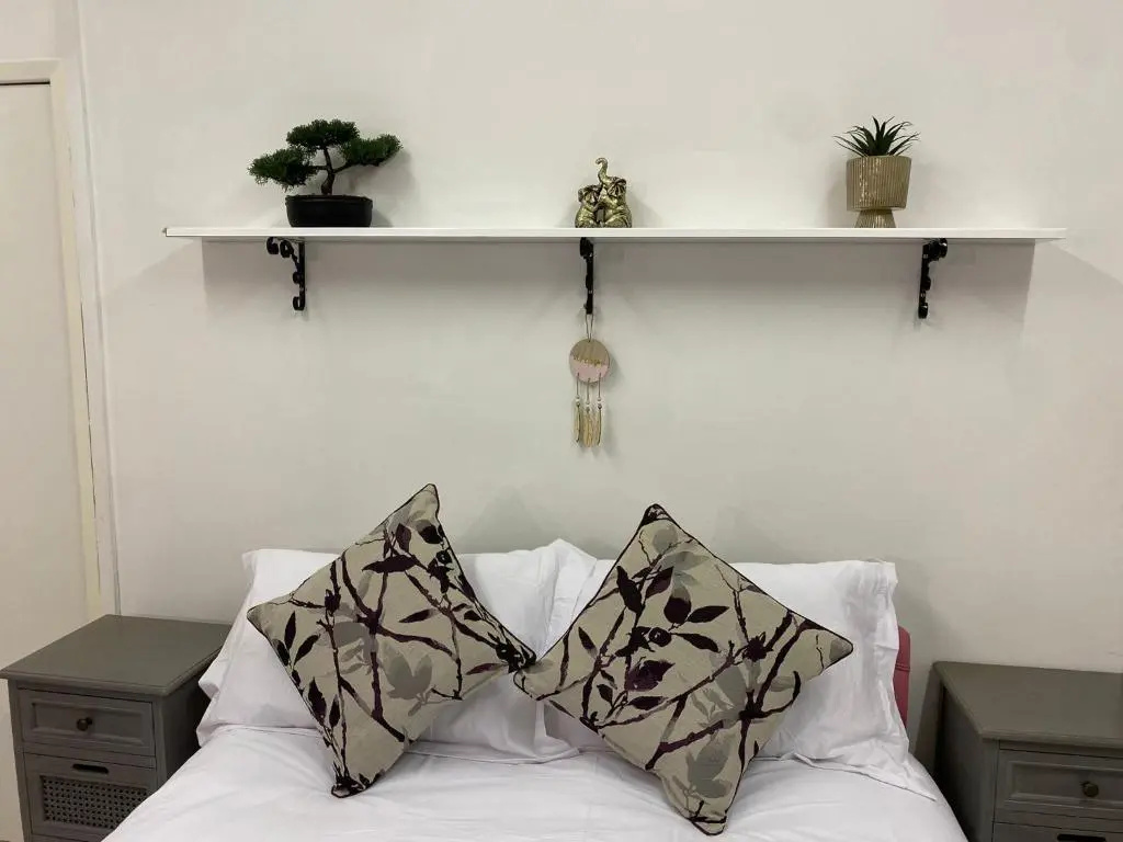 3 bed stylish house Whole house