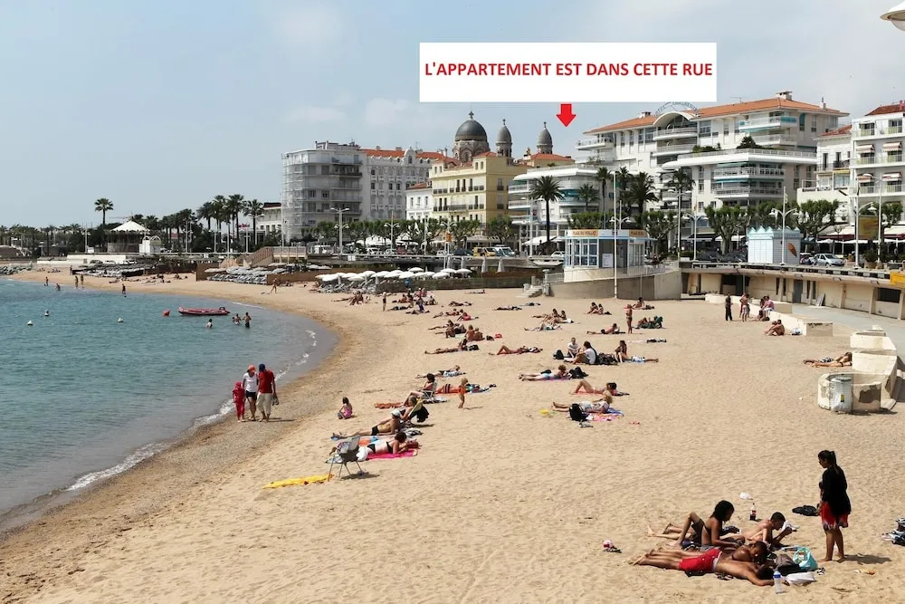 F3 Plein centre plage à 50 m (rue calme) parking possible
