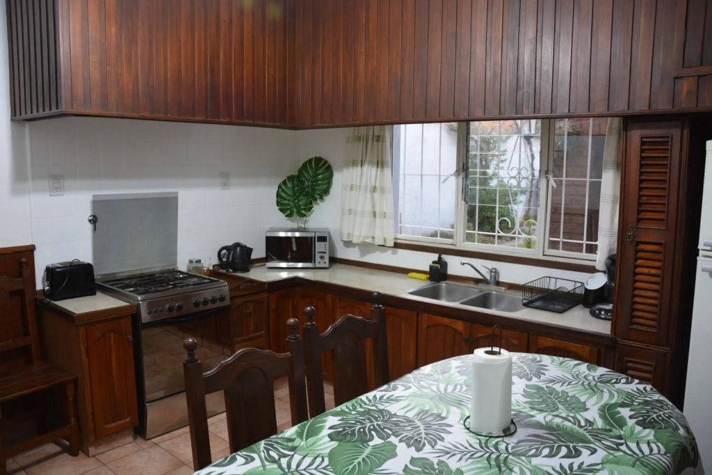 Casa c/amplio jardín, garage y parrilla