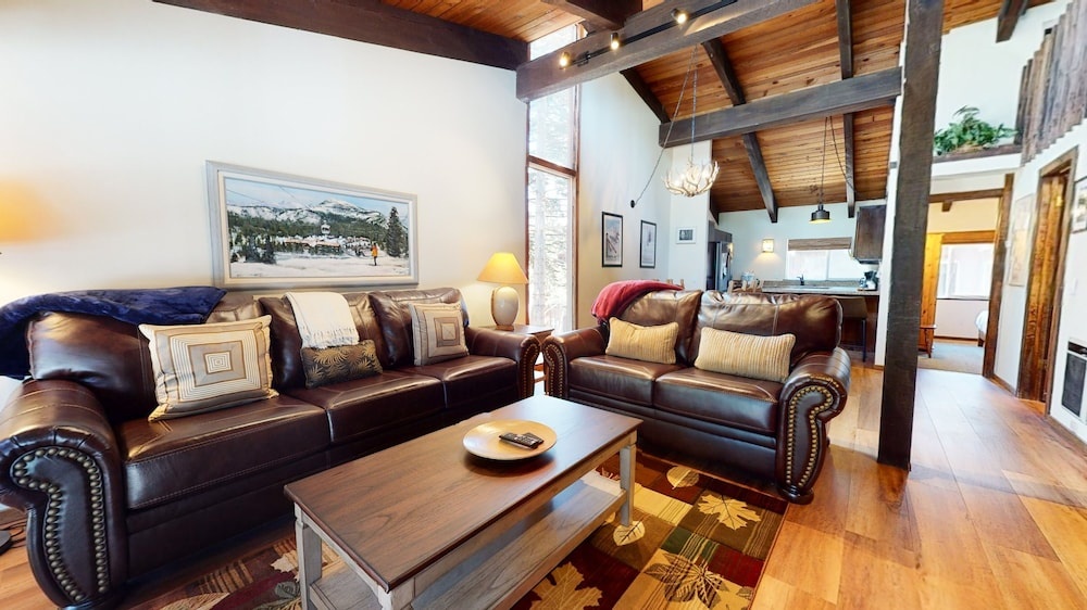 Mammoth Estates 113 Large Pet-Friendly Townhome, Walk to The Village, Private Washer Dryer by RedAwning