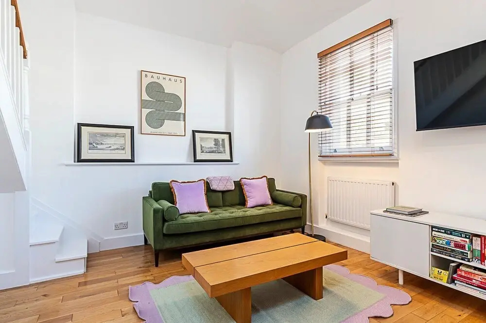 Stylish Chelsea Flat With Luxe Comfort Charm