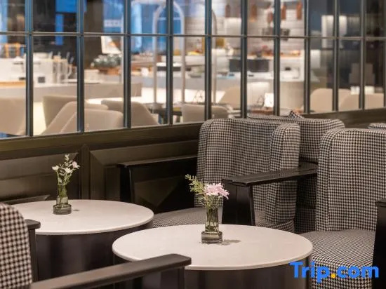 Shenzhen Futian Huaqiangbei Pedestrian Street Atour Hotel