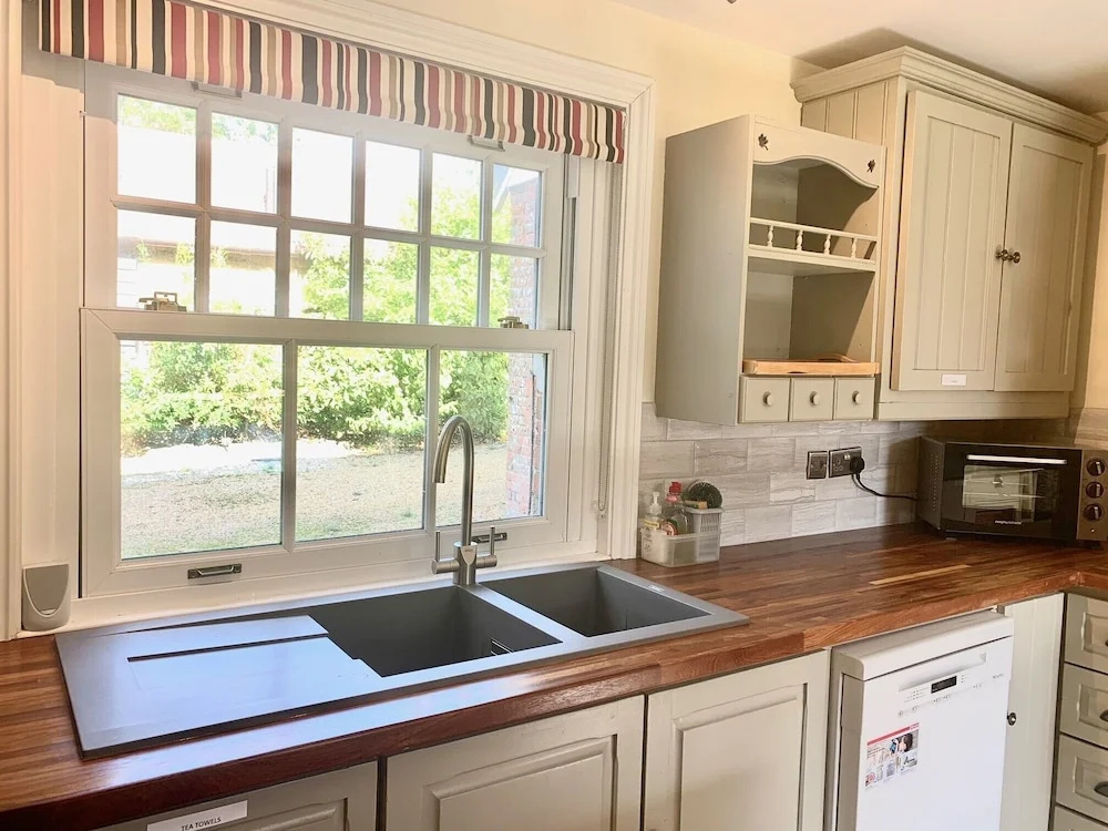 The Farmhouse - Sleeps 12 with Private Grounds