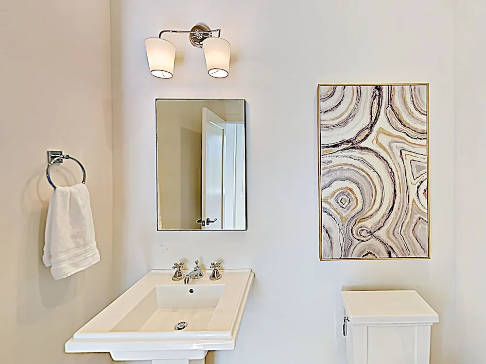 All-suite Townhome W/ Designer Furnishings 3 Bedroom Townhouse