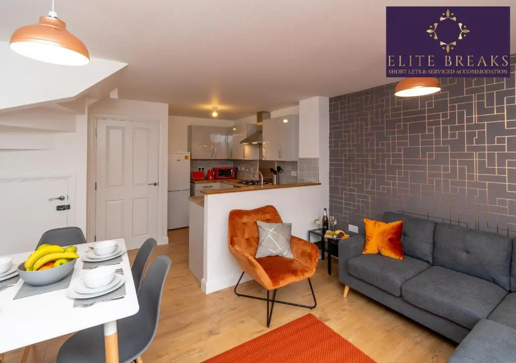 Central 4 bed house by Elite Breaks Serviced Accommodation Birmingham With Free Parking Sleeps upto 8