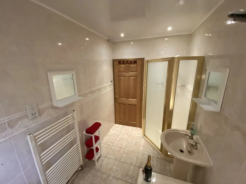 Country Cottage Sleeps 6 w Hot Tub & Dog-Friendly