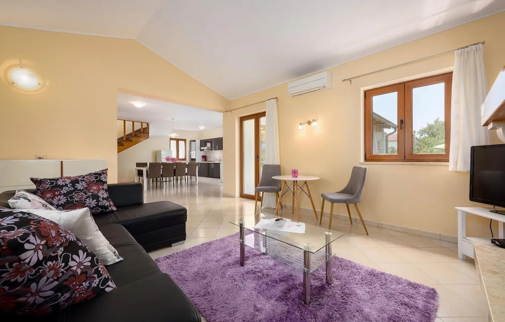 Three-Bedroom Holiday Home In Tinjan