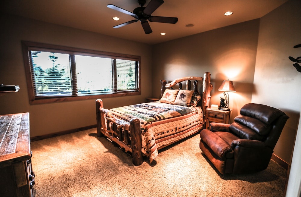 Miracle Lodge - Four Bedroom Cabin with Hot Tub