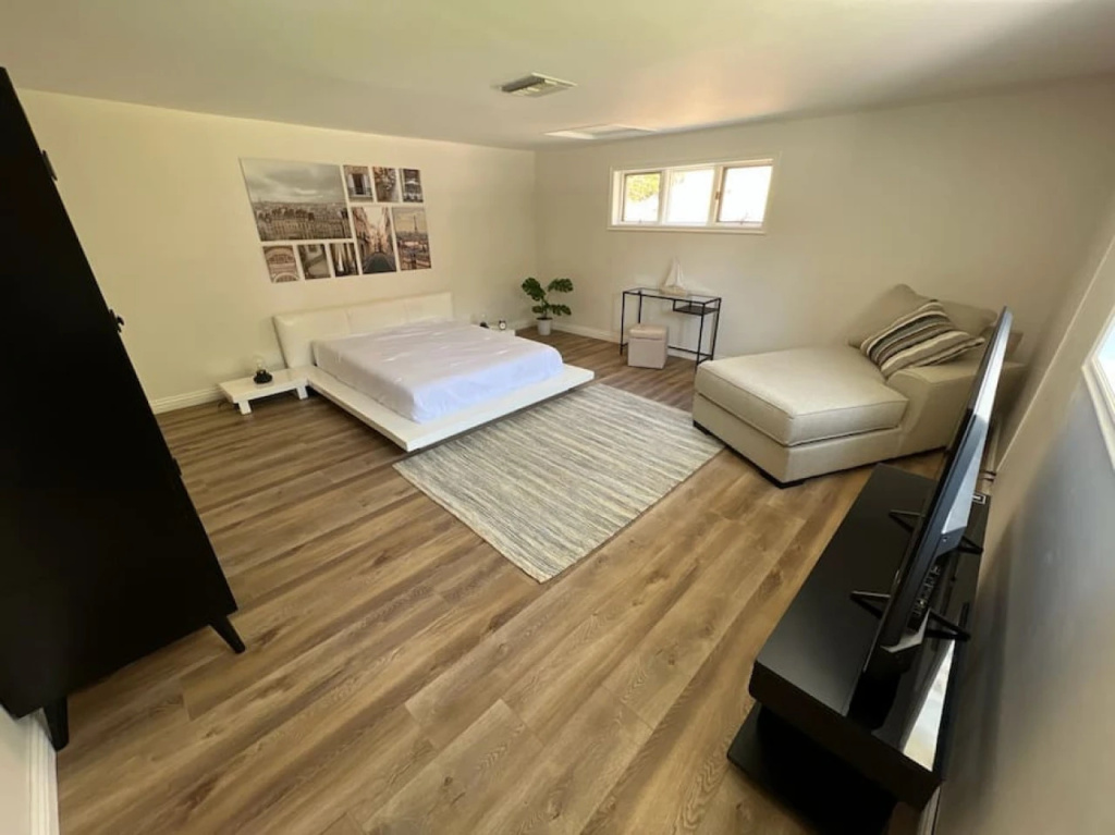 BEAUTIFUL 4-BEDROOM BURBANK HOME WITH SWIMMING POOL!  (p12)