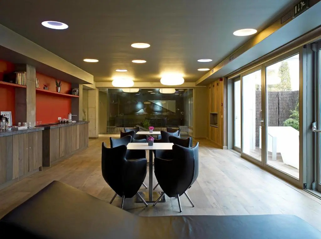 D-Hotel