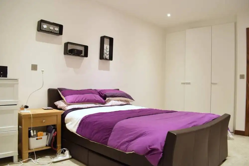 1 Bedroom Apartment Accommodates 4 in Kilburn