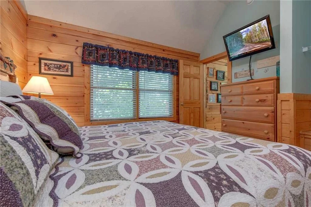 Americana 2 Bedroom Home with Hot Tub