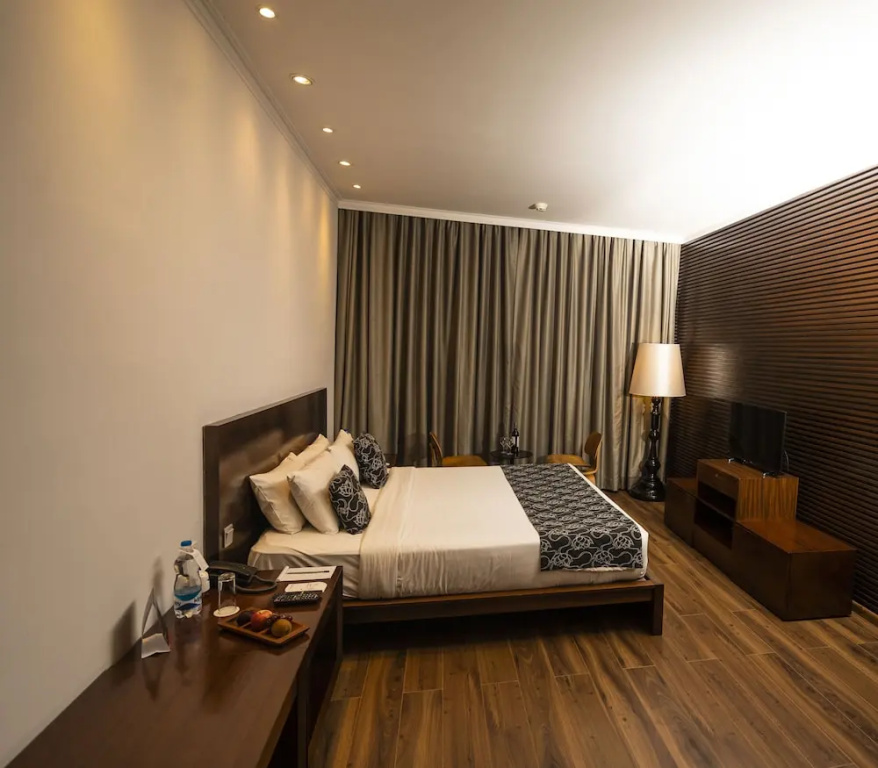 Summit Montana Suites & Spa at Mall