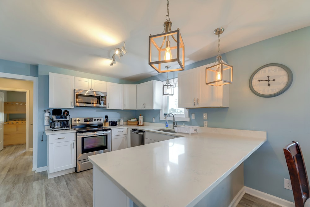 Luxe 'cozy Crab Shack' w/ Porch in Indian Beach!