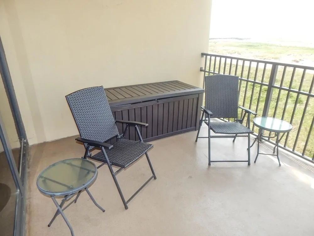 305 Holiday Isle 305 - 2 Br Condo