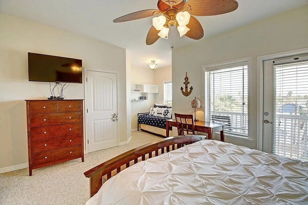Anchor's Away 2 Bedroom Condo by Redawning