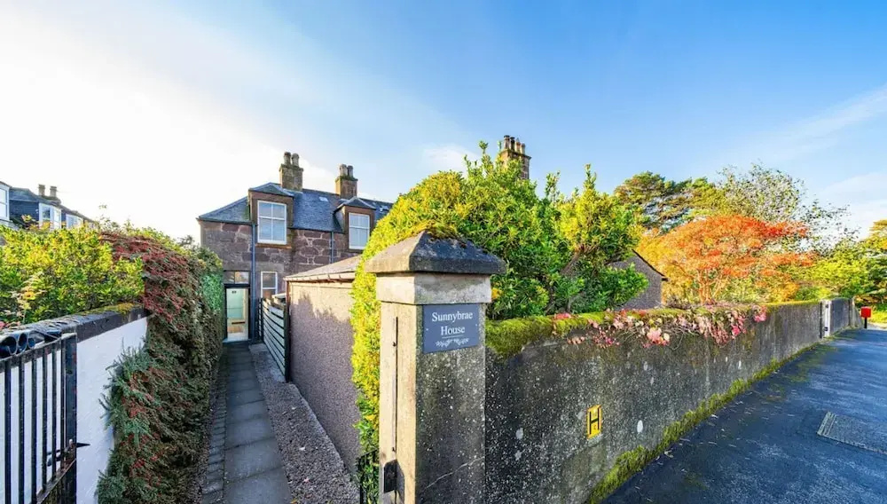 Sunnybrae House Seaside Family-friendly Getaway in Stonehaven With Hot Tub