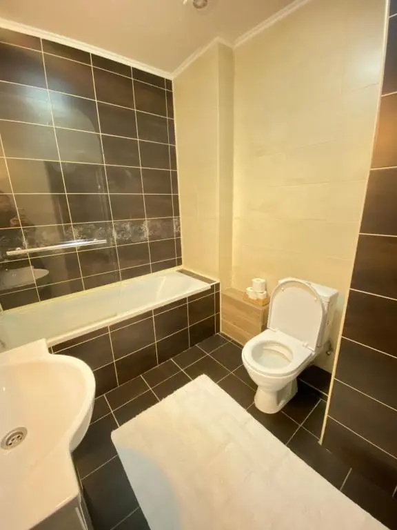 RentNow Cozy Central Apartment Lev Tolstoi 43b with Balcony