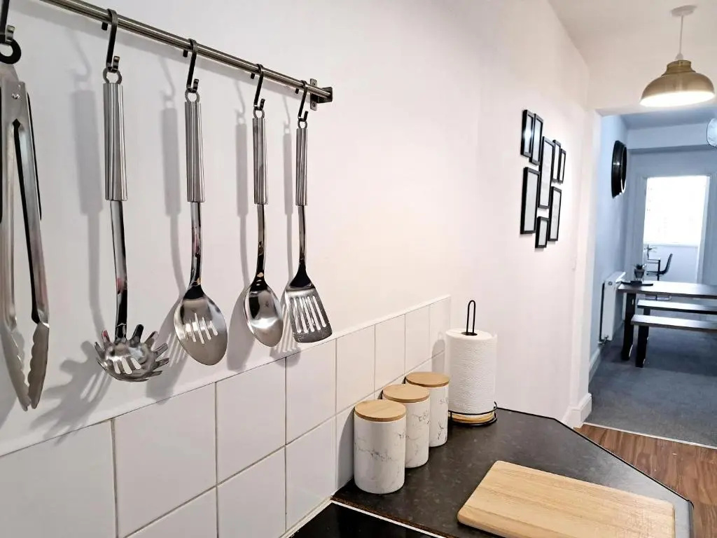 STYLISH 2 Bed APARTMENT WITH PARKING