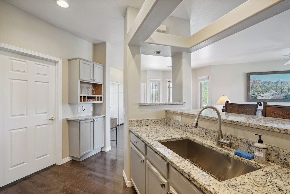 Oro Valley Condo w/ Desert & Mountain Views!