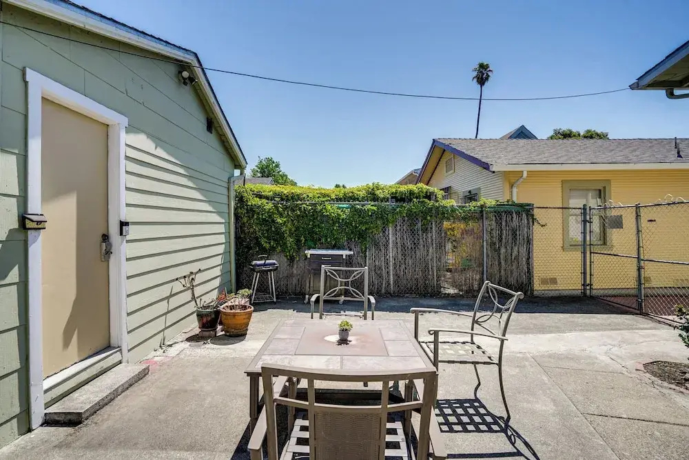 5 Mi to Dtwn Oakland: Studio w/ Shared Patio