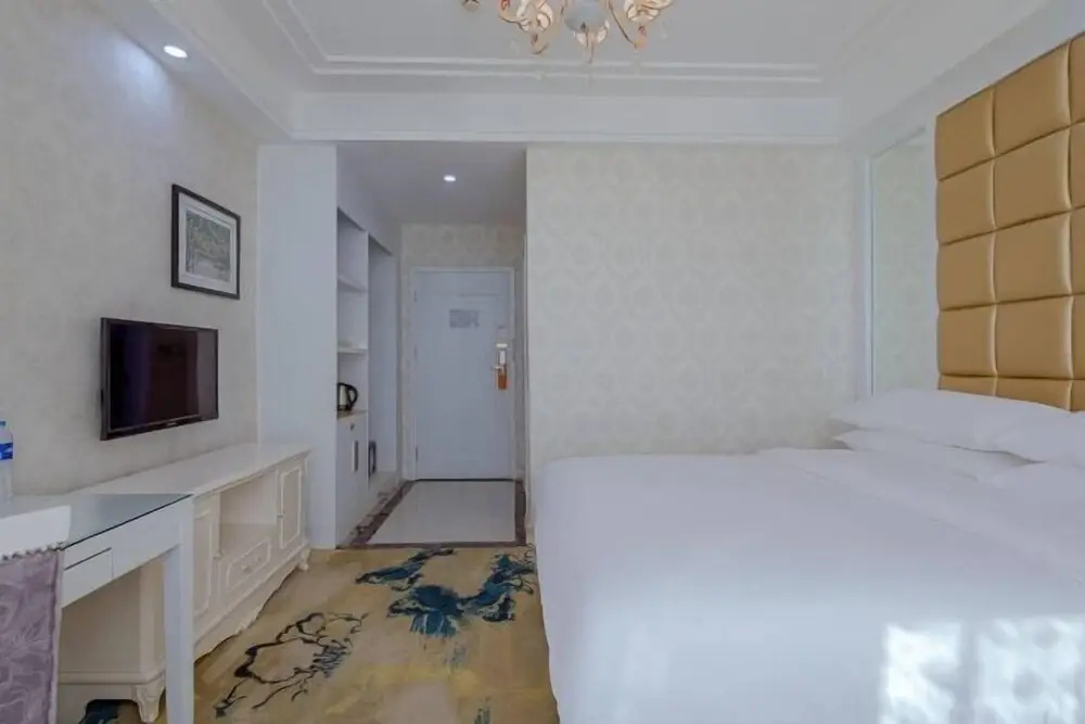 Vienna Hotel (Liuyang River Bridge Pedestrian Street)