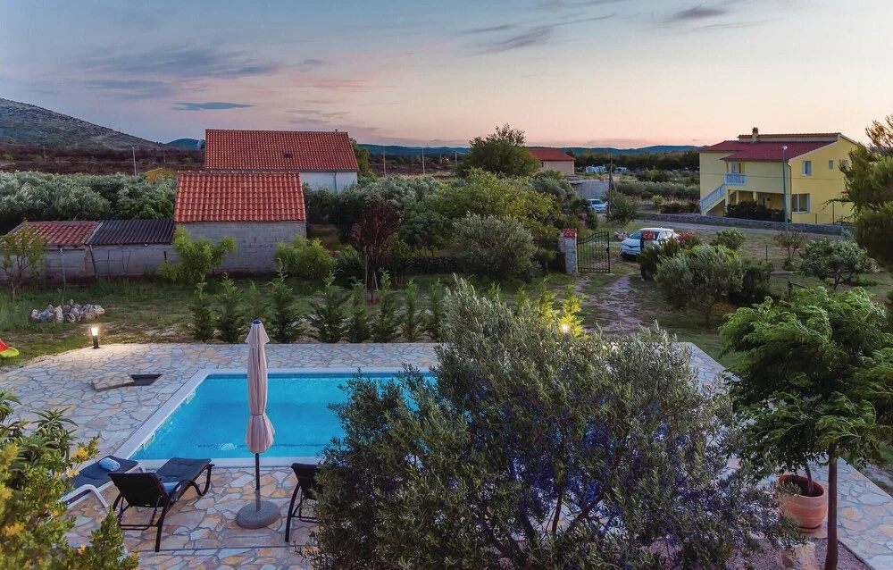 Three-Bedroom Holiday Home In Lozovac