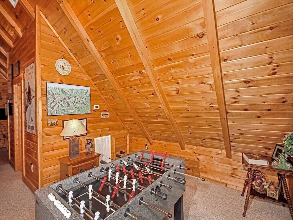 Bear Country Cabin, 2 Bedrooms, Sleeps 6, Private, Foosball, Hot Tub