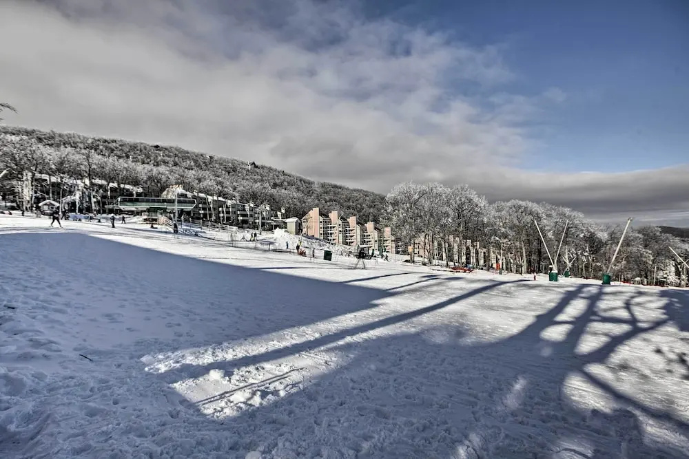 Wintergreen Resort Studio w/ Deck & Ski-out Access