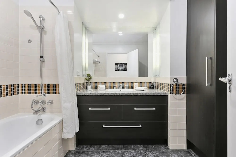 Renovated Apt with huge deck & car park