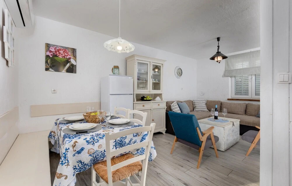 Nice Home in Pinezici With Wifi and 4 Bedrooms