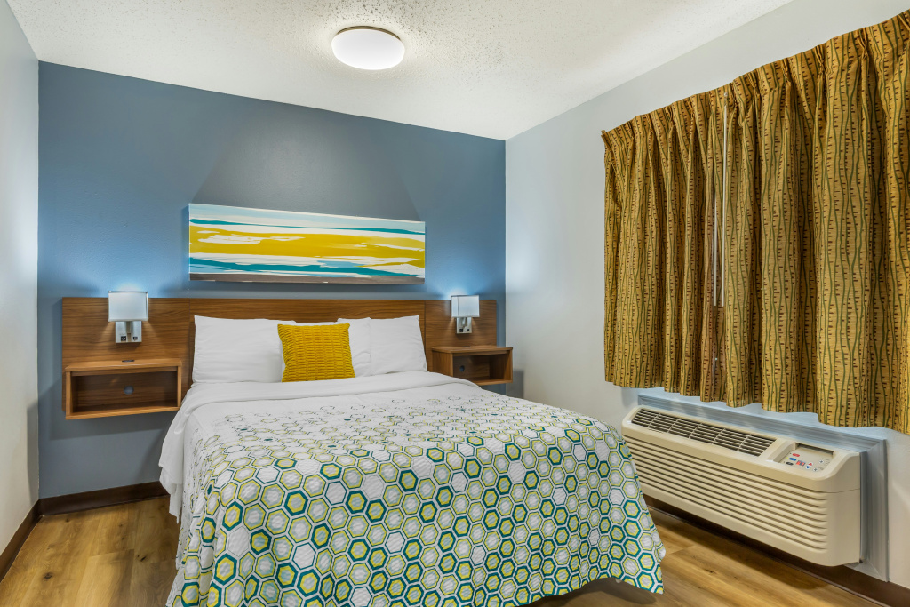 HomeTowne Studios & Suites by Red Roof Greensboro