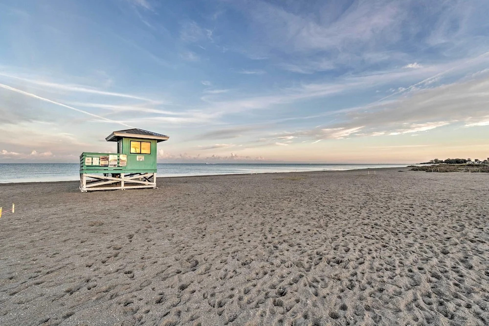 Central Venice Apartment w/ Balcony, Walk to Beach