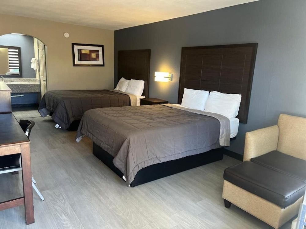 Deluxe Inn & Suites