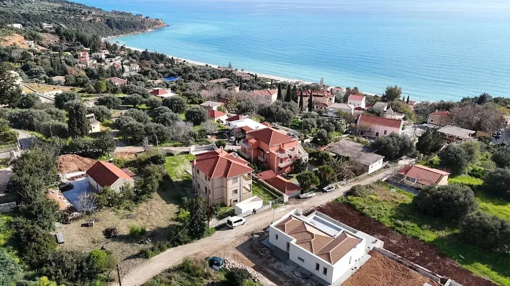 Luxurious Villa Retreat in Lourdata