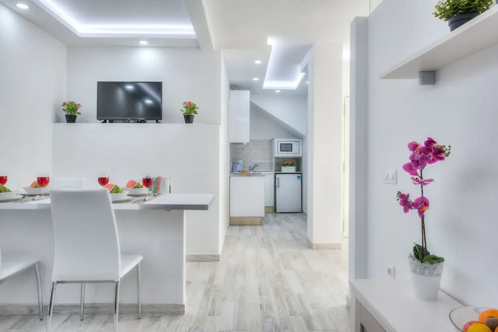 Tidy Little Apartment, Air Conditioning and Pool