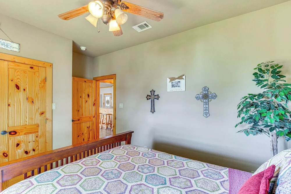 Views & Private Dock: Lakefront Eustace House