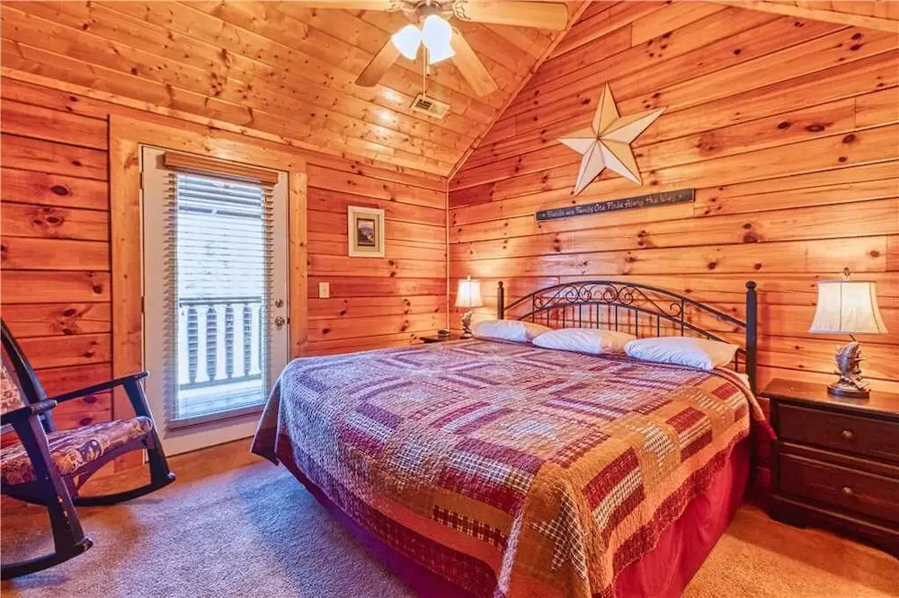 Smoky Mountain Retreat - Five Bedroom Cabin