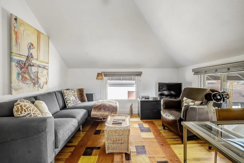 Darling Detached Villa in Heart of Cap Hill