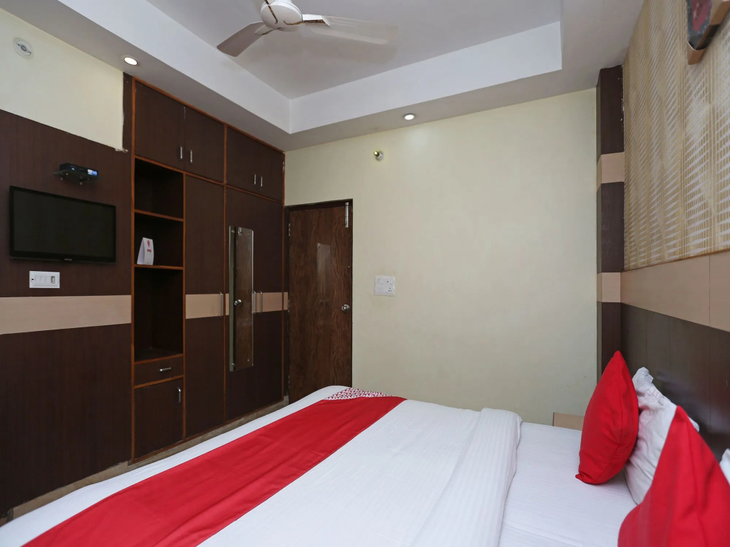 OYO Flagship 12177 Hotel Crystal Inn