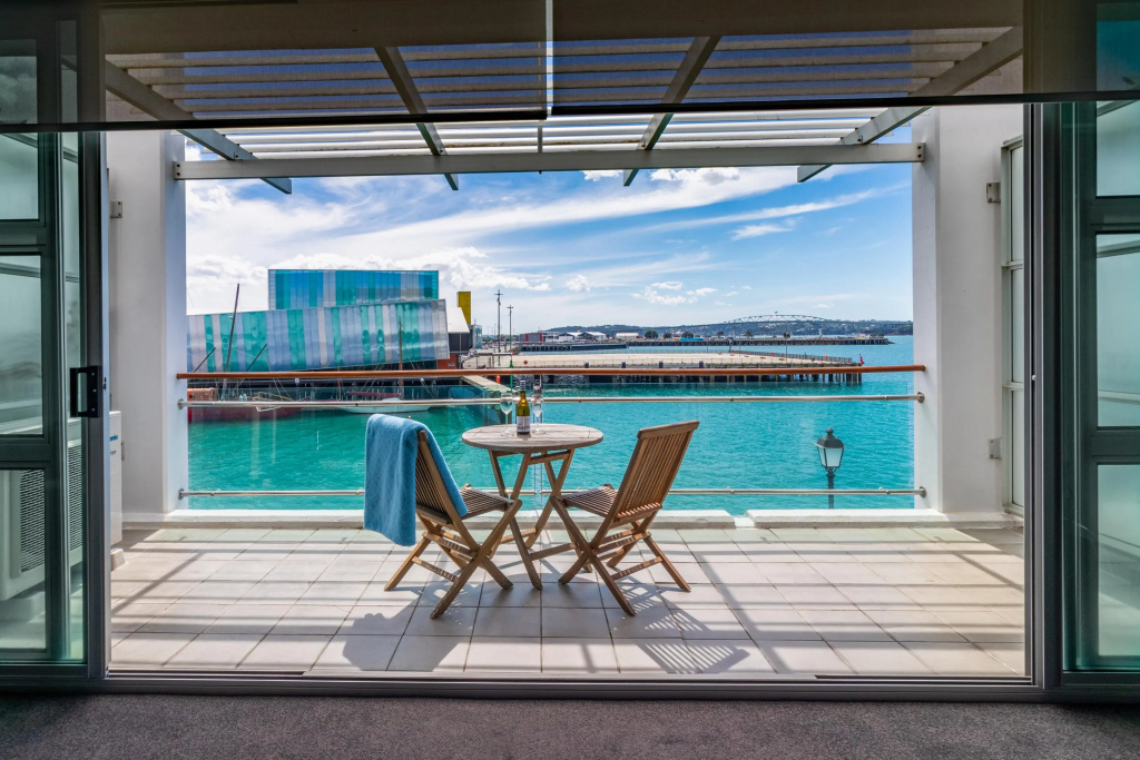Beautiful sea views - Large 1 Br Free Parking